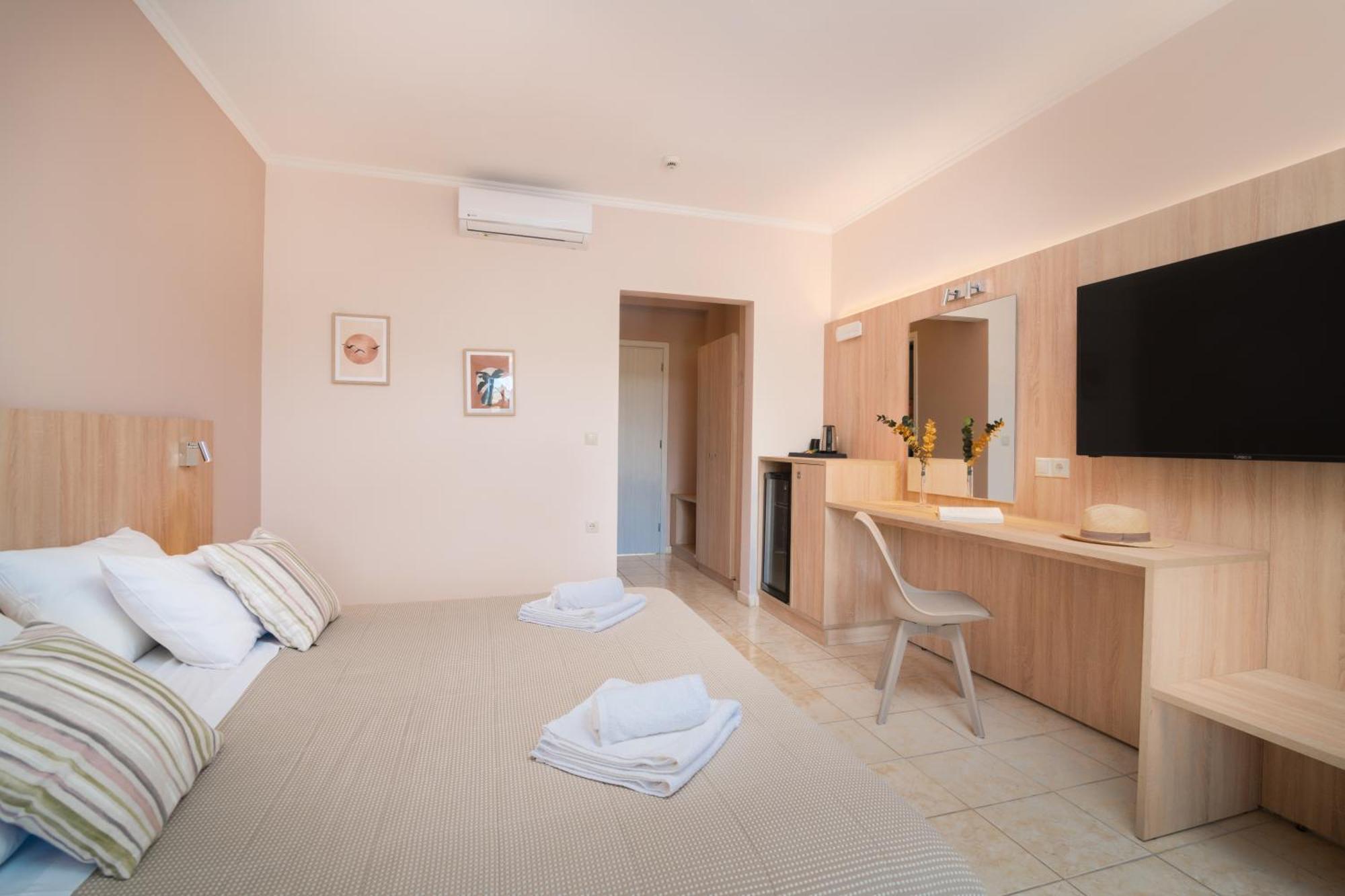 Hotel Varres Zakynthos Town Exterior photo